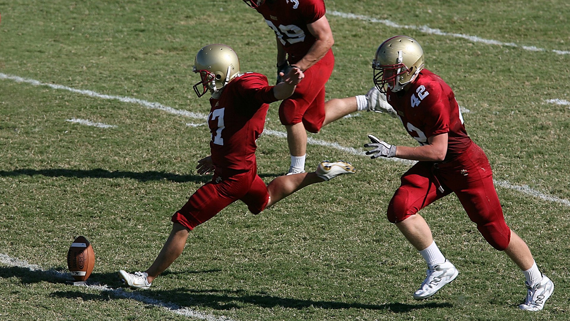 倒三角中场释放边路进攻空间,倒三角是什么运动