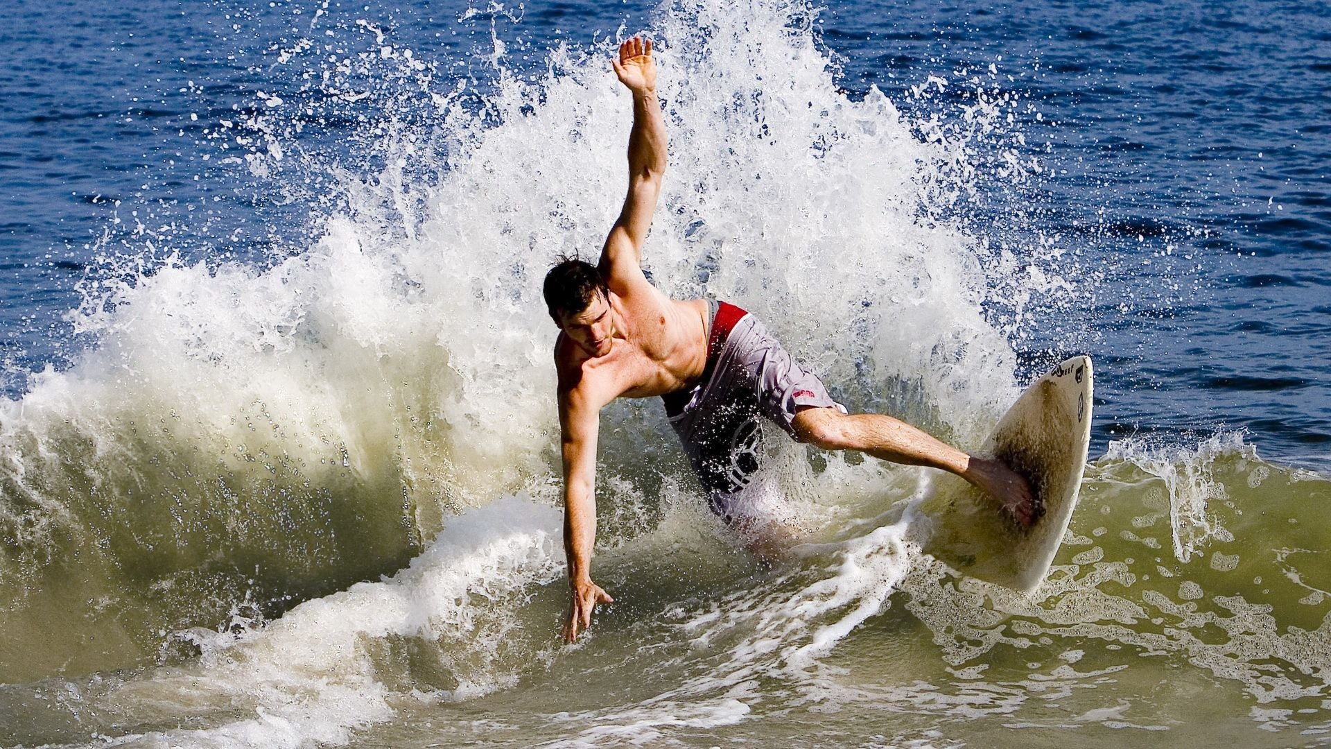 世界杯逆境突围：英雄时刻燃爆全场，世界杯遇险记